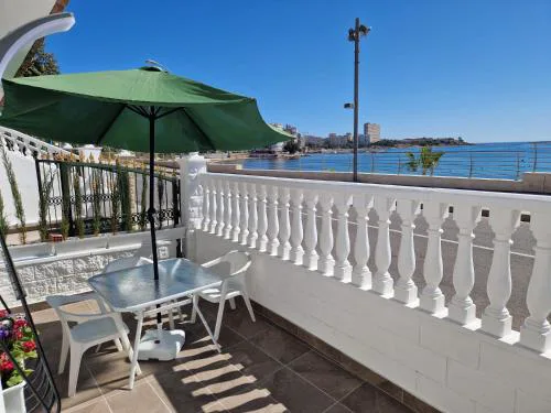 House totally refurbished in 2024, terrace in front of the sea, 1 min walk to the beach, aircon, wifi