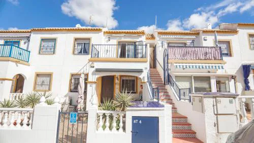 Lovely 2 Bed Penthouse Apartment with Large Private Solarium