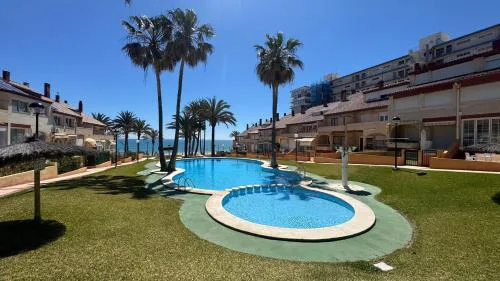 Primera línea en Muchavista bungalow con piscina y terraza By Turihome