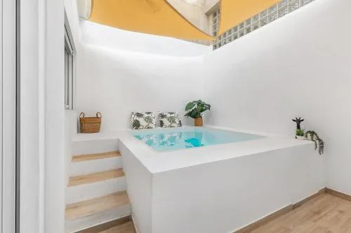 Urban Chic Oasis with AC, Private Pool and Wifi