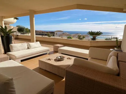 Precioso apartamento con piscina, vistas a mar