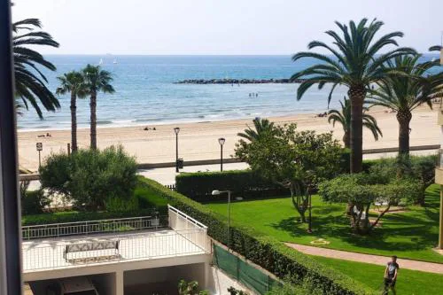 Apartamento recién reformado en primera línea con vistas a la playa en la mejor zona de Benicásim