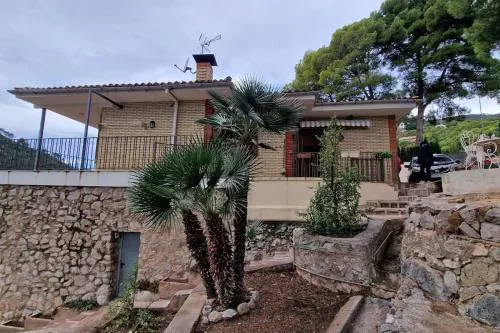 casa y piscina en un parque natural