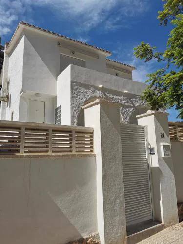 Casa MYA con terreno privado y parking compartido - a 800m de Playa Poniente