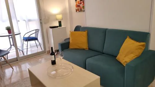 ESTUDIO junto playa Poniente con piscina