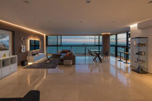 Primera línea Playa Levante Piso 21 Vistas infinitas al mar y montaña
