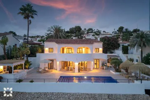 Villa Casa Blanc by Abahana Villas