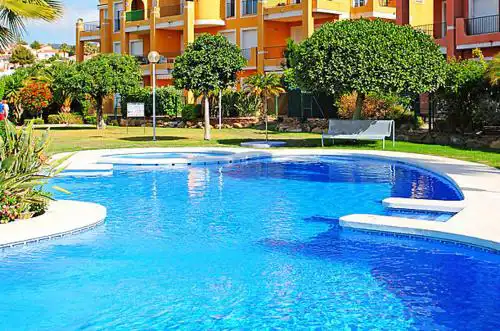 Apartamento con Patio y salida a la piscina.