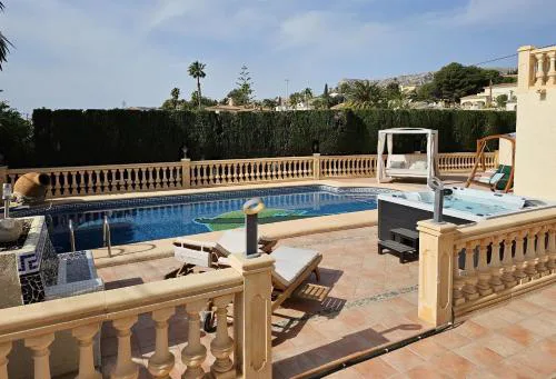 Luxury Villa - pool, hot tub, aircon, TVs, home cinema, office, Gbit Internet, sports equipment