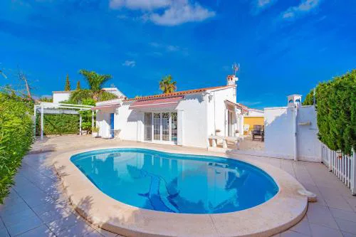 Sunbathing with private swimming pool
