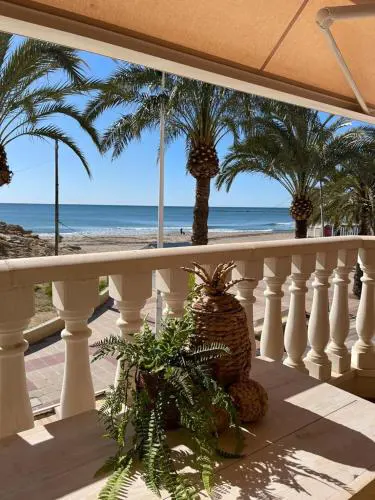 Modern apartment directly on the beach with WiFi and air conditioning