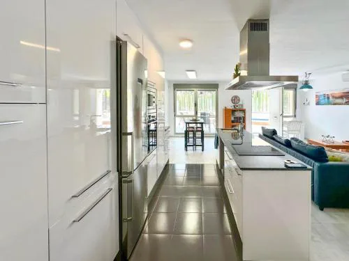 Peaceful guest apartment with private entrance, pool access, & beach proximity
