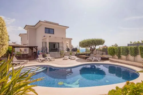 Villa moderna con piscina