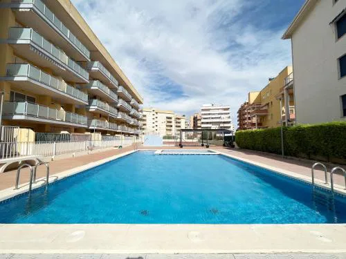 Global Vacacional, Piso práctico, con terraza y piscina en la playa de Canet