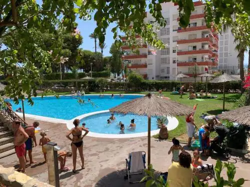 Estupendo apartamento con piscina y vistas al mar