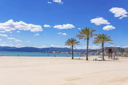 NUEVO, a 50 metros de la playa y con vistas al mar