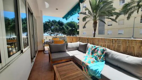 Terraza con vistas al mar Parking privado 120 mts, junto a la playa