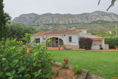Agradable casa con piscina privada y jardín