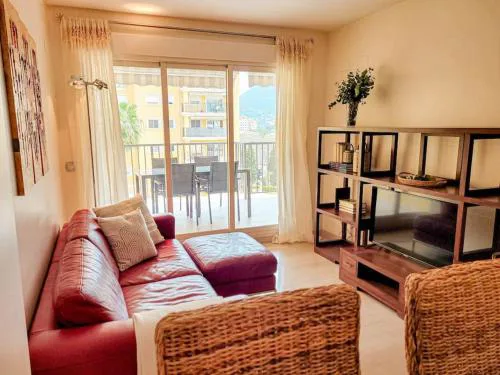 Apartamento con piscina y vistas a la montaña