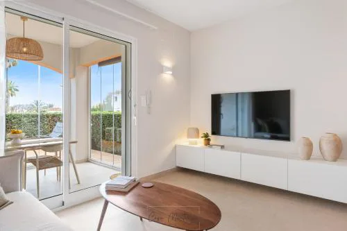 Apartamento de Diseño Reformado con Piscina y Jardín