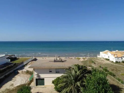 APARTAMENTOS EL SOL a 20 metros del mar.