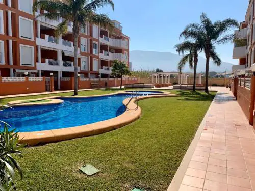 Apto. con gran terraza y acceso directo a piscina.