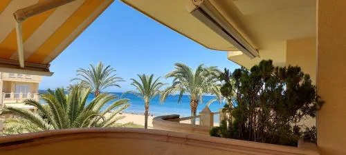 Estupendo apartamento en primera línea de playa y con vistas al mar