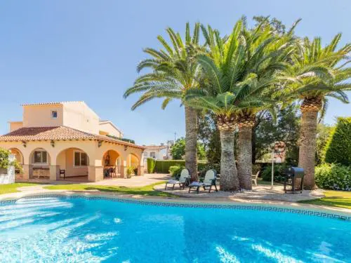 Holiday Home Haus mit privatem Pool- Garten und privatem Parkplatz by Interhome