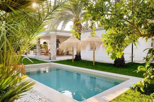 Casa con encanto en un jardín espectacular