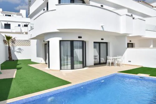 PANORAMISCH modern vakantiehuis in Finestrat bij Benidorm met 3 slaapkamers, gelegen op de 1ste lijn met privézwembad en omheinde privétuin, zicht op zee, de bergen met 'Kilómetro Vertical del Puig Campana' en op de skyline van Benidorm City en Finestrat