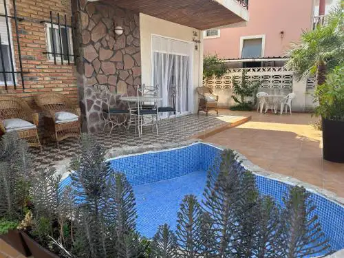 Casa con piscina cerca del mar