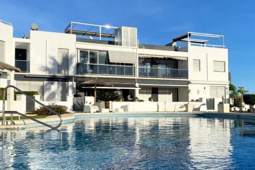 Modern flat with swimming pool terrace and equipped solarium