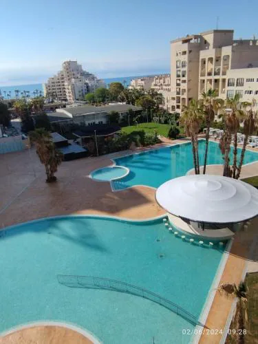 Apartamento reformado con terraza vistas al mar y a las piscinas de Magic World garaje y piscina frente a Balneario Aire acondicionadowifi