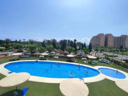 Excelentes vistas a las piscinas y al mar