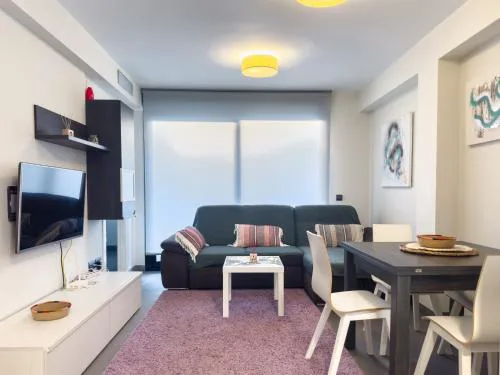 Apartamento con jardín en primera linea de playa con parking y piscina