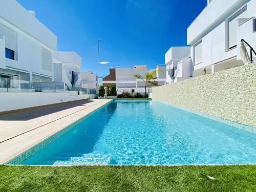 Modern 2Bedroom Apartment near the Beach