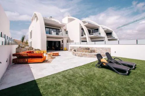 Elegante apartamento con jardín y piscina privada