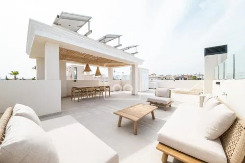 The Q Penthouse, apt with boho-chic rooftop, by OYOOSTAYS