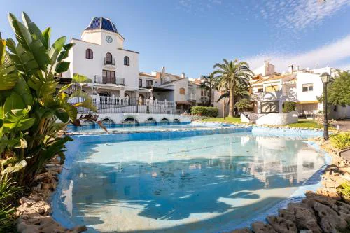 Casa en la playa con piscinas costa