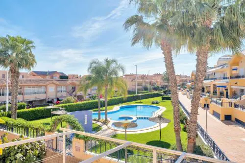 Casa en playa con piscina Novamar