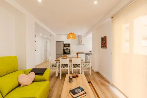 Downtown apartment a short walk from the beach by Domidai