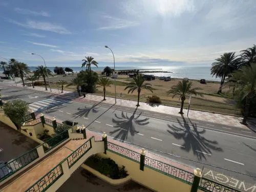 Puerto y playa varadero , con vistas al mar Santa Pola
