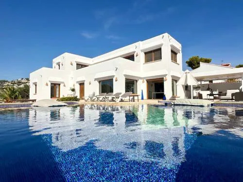 Luxury 5 bedroom 4 bath Villa with private pool