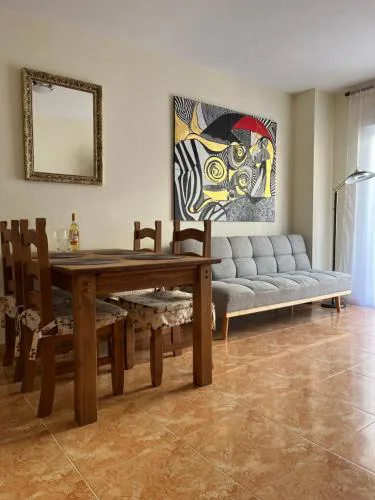 Almuden's yellow apartment, HIGH-SPEED FREE WIFI, 250m to Beach, The center of Torrevieja