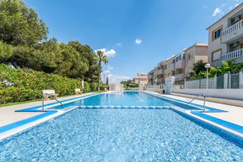 Apartamento bajo con terraza y piscina
