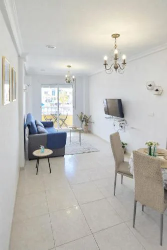 Apartment with queensize bed, Wifi, AC, 5 min walk to the beach