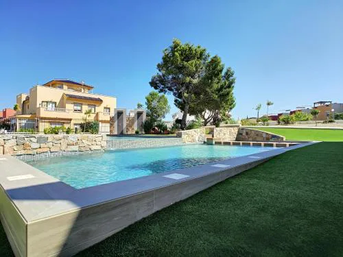 Balcon de la Laguna, Ground floor apt, stunning garden, pools - By OYOOSTAYS