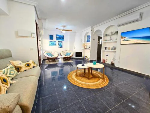 Casa Mar: Terraza y Piscina junto al Mediterráneo