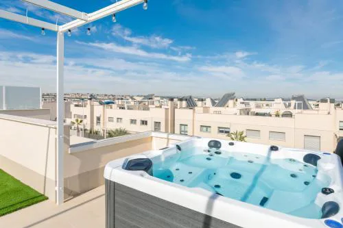 Private jacuzzi, heated pool, summer kitchen, AC