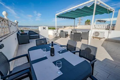 Spacious 3-Bed Apartment with Stunning Lake Views